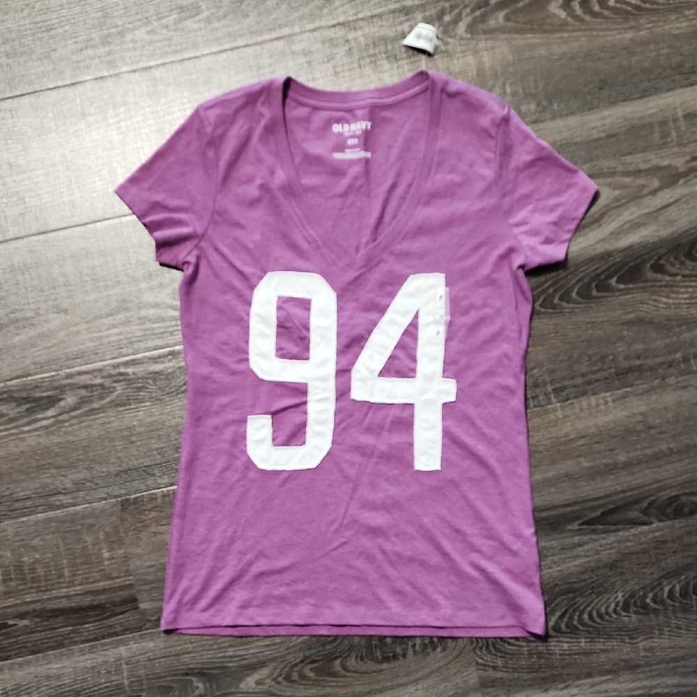 🦇 Old Navy V-Neck Tee 🦇